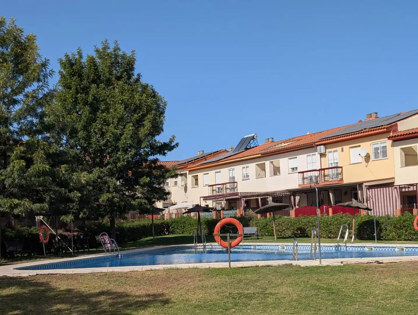 Piscina de Casa adosada en venta en Aljaraque con Aire acondicionado y Piscina comunitaria