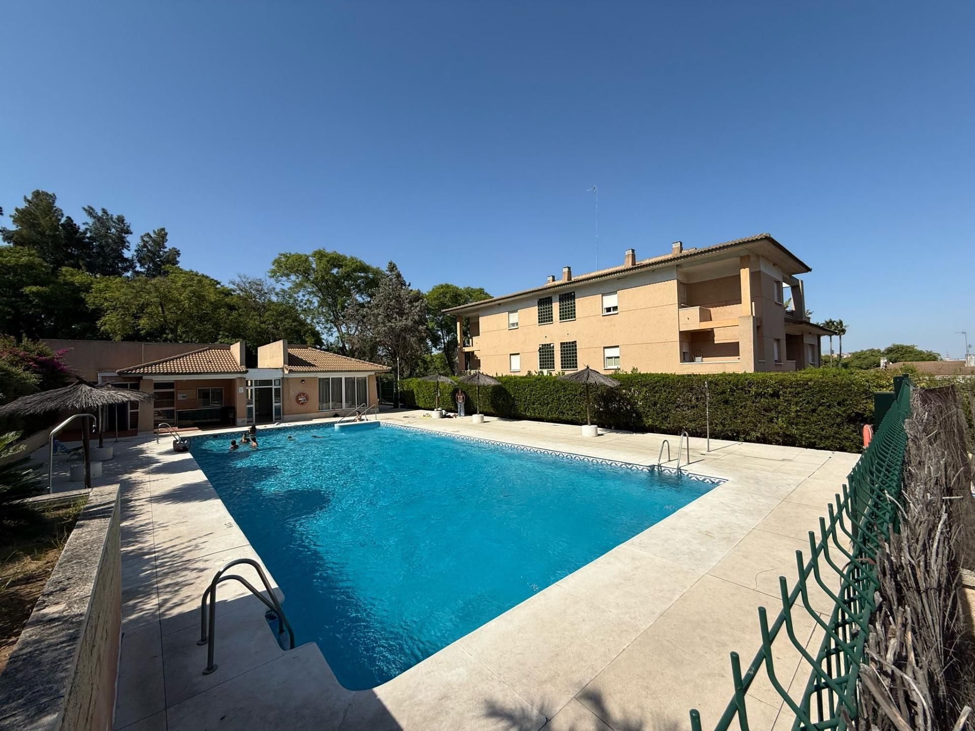 Piscina de Pis en venda en Tomares amb Aire condicionat, Jardí privat i Terrassa