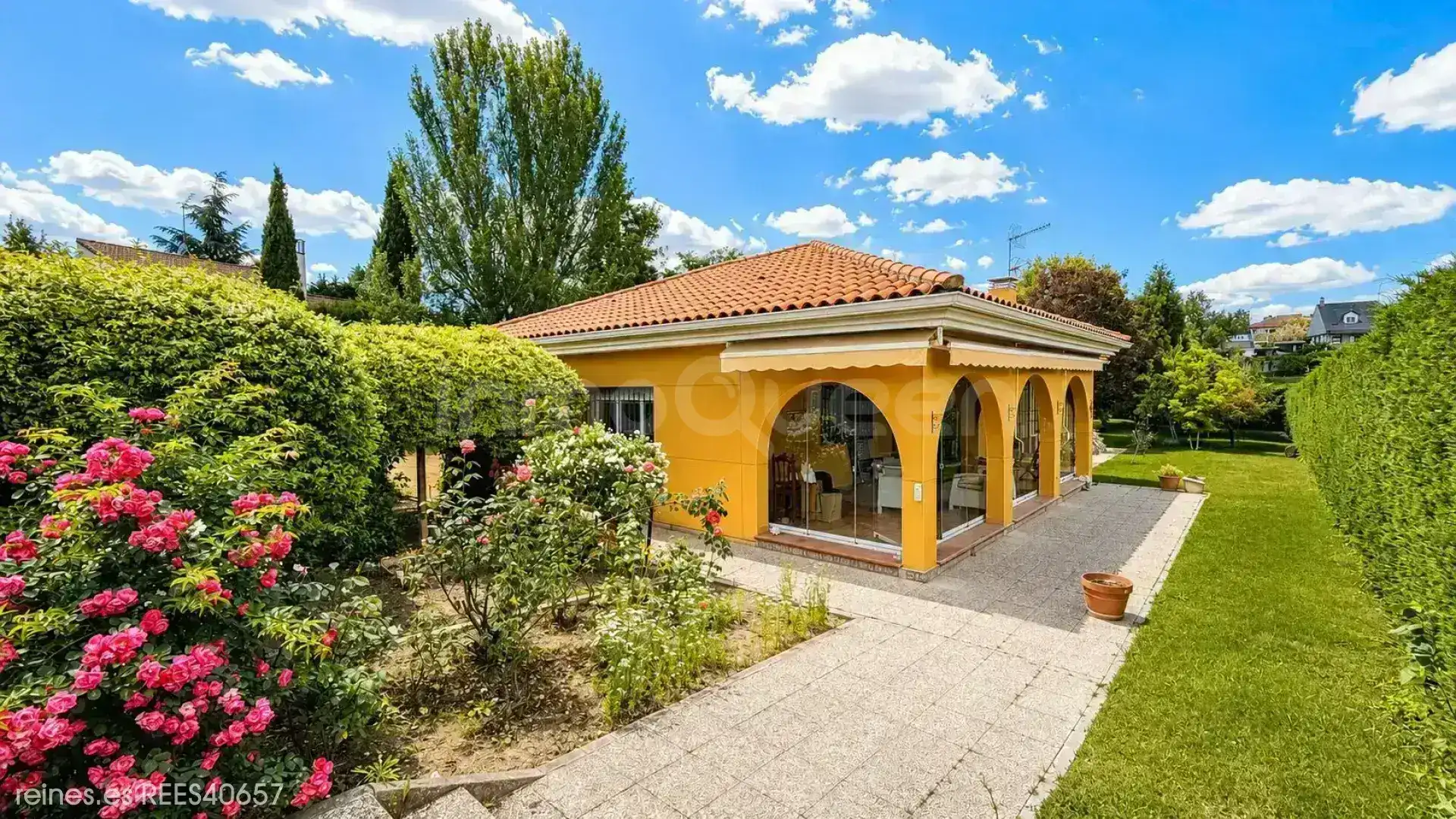 Vista exterior de Casa o xalet en venda en Villaviciosa de Odón amb Calefacció i Jardí privat