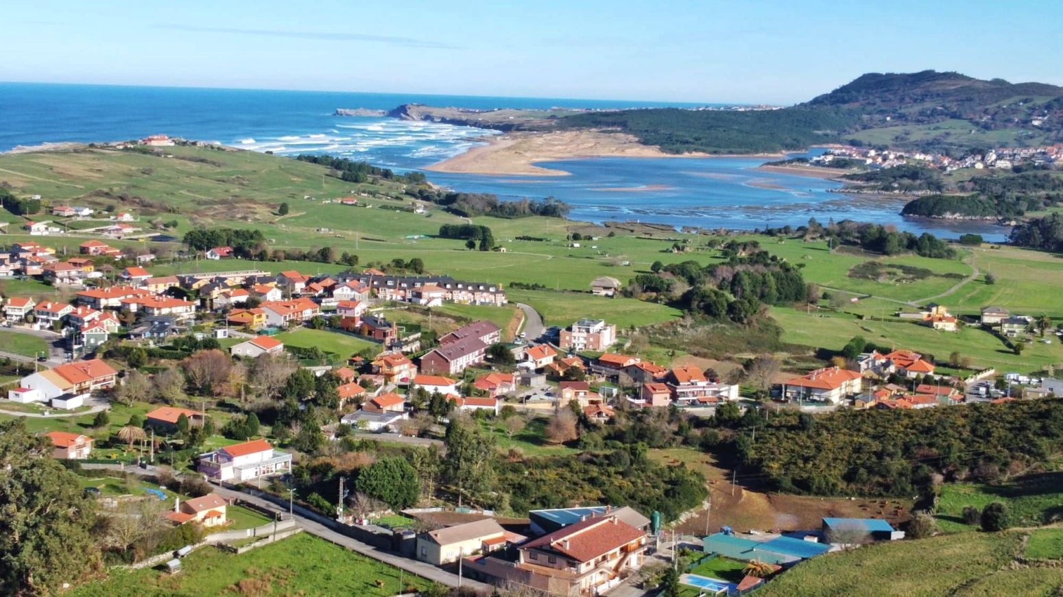 Vista exterior de Casa o xalet en venda en Miengo amb Calefacció i Terrassa