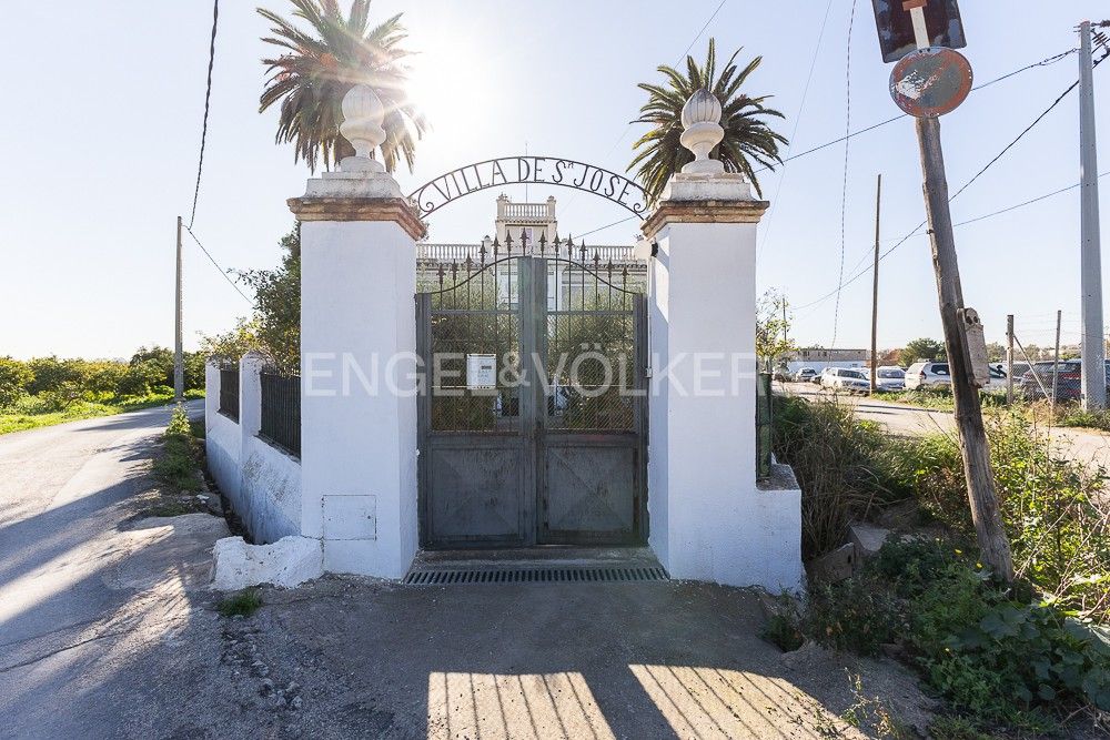 Vista exterior de Casa o xalet en venda en Paterna amb Aire condicionat, Calefacció i Jardí privat