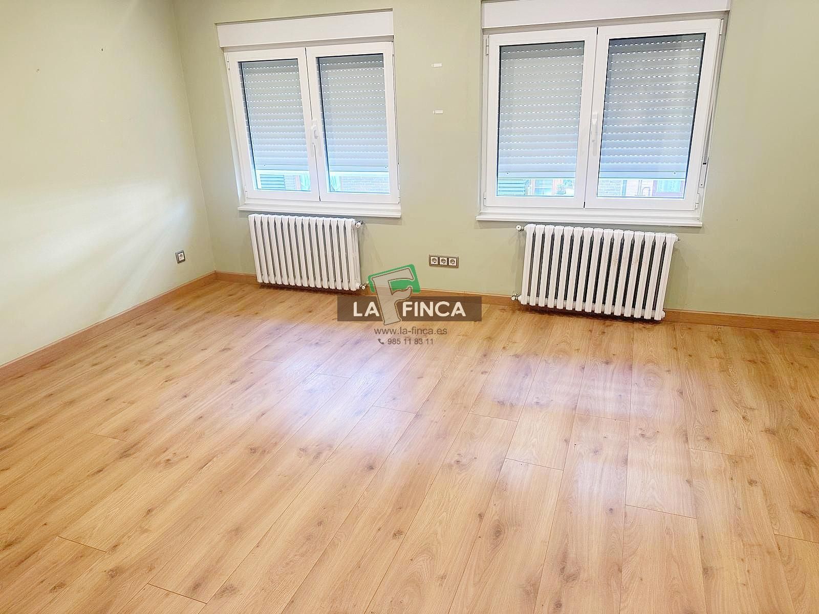 Sala d'estar de Pis de lloguer en Oviedo  amb Calefacció i Parquet