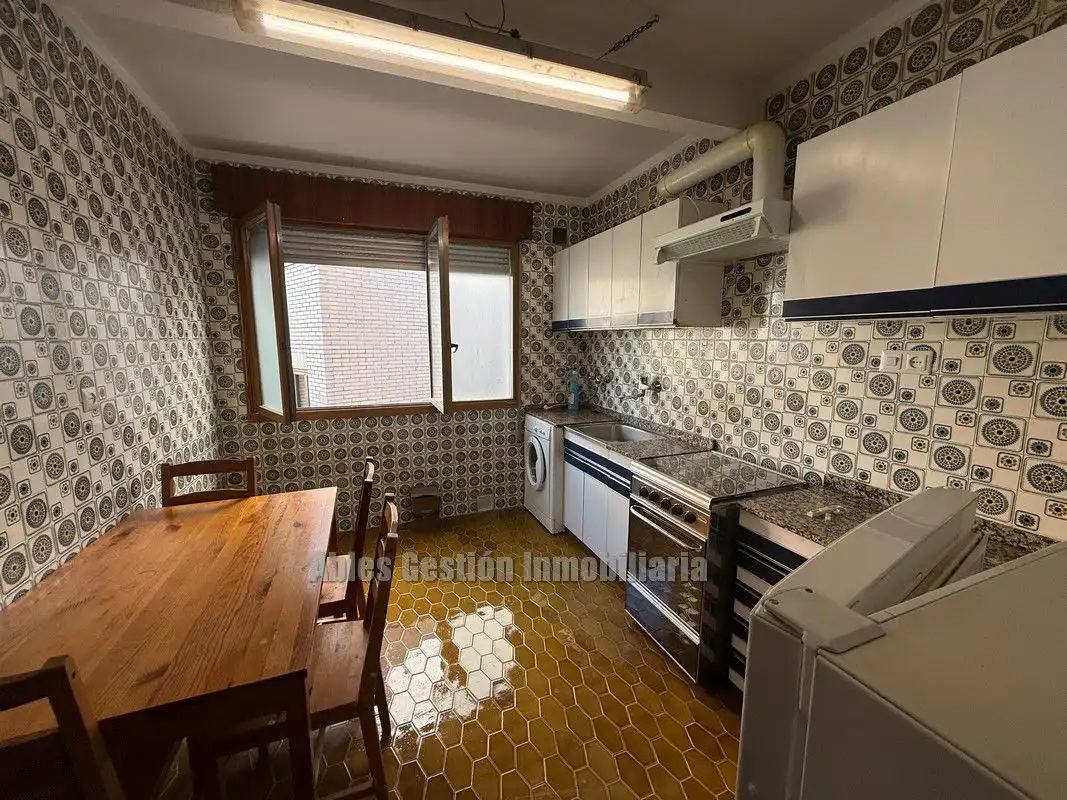 Küche von Wohnung zur Miete in Oviedo  mit Heizung, Parkett und Abstellraum