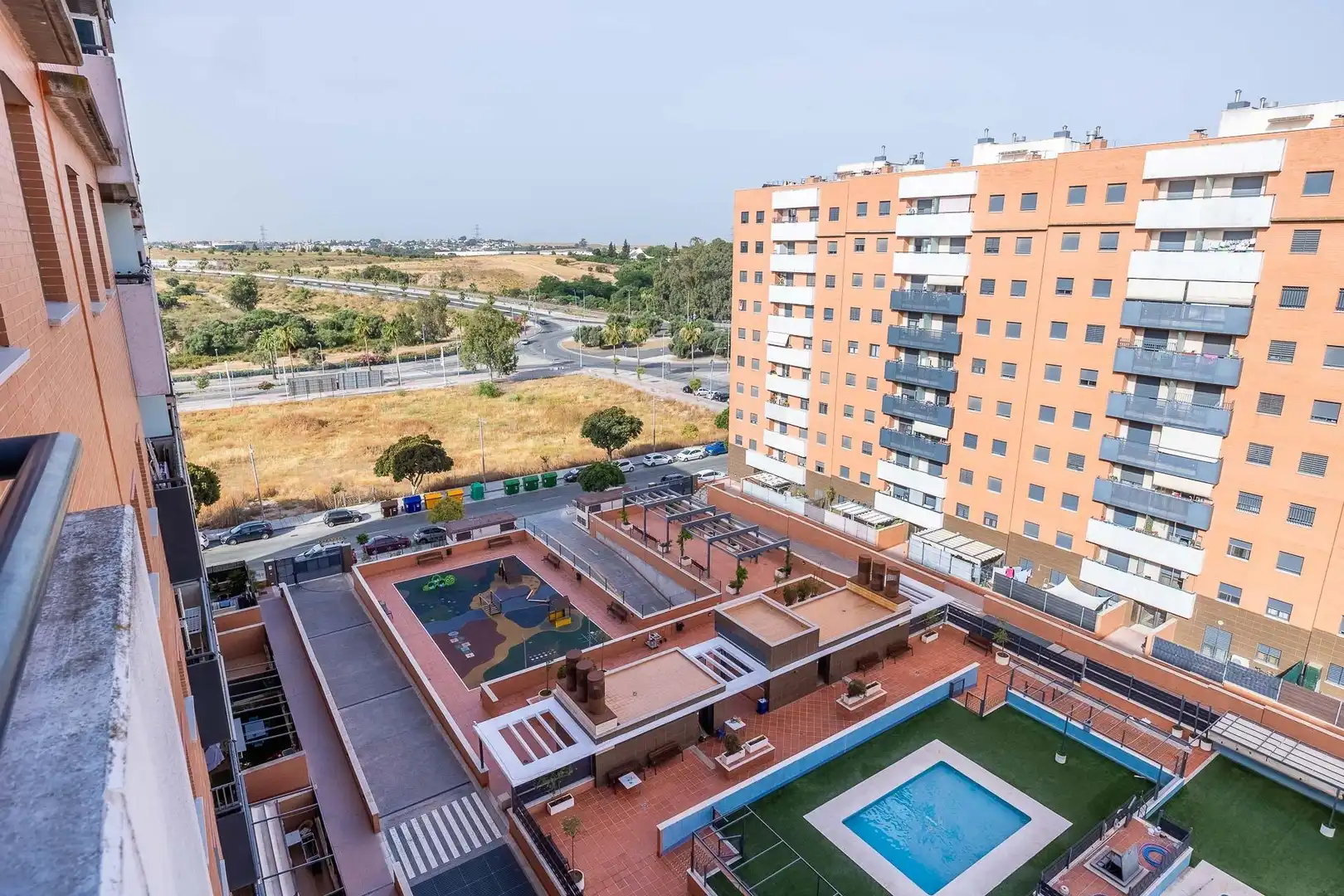 Schwimmbecken von Wohnung zum Verkauf in Dos Hermanas mit Klimaanlage, Terrasse und Abstellraum