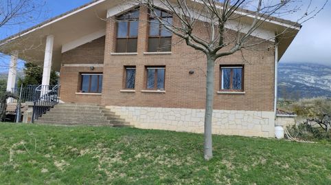 Impresionante casa de 3 plantas en terreno de 16.000 m2 en Samaniego