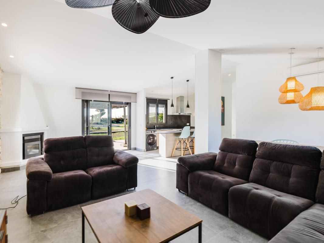 Sala d'estar de Casa o xalet en venda en Vélez-Málaga amb Aire condicionat, Jardí privat i Terrassa