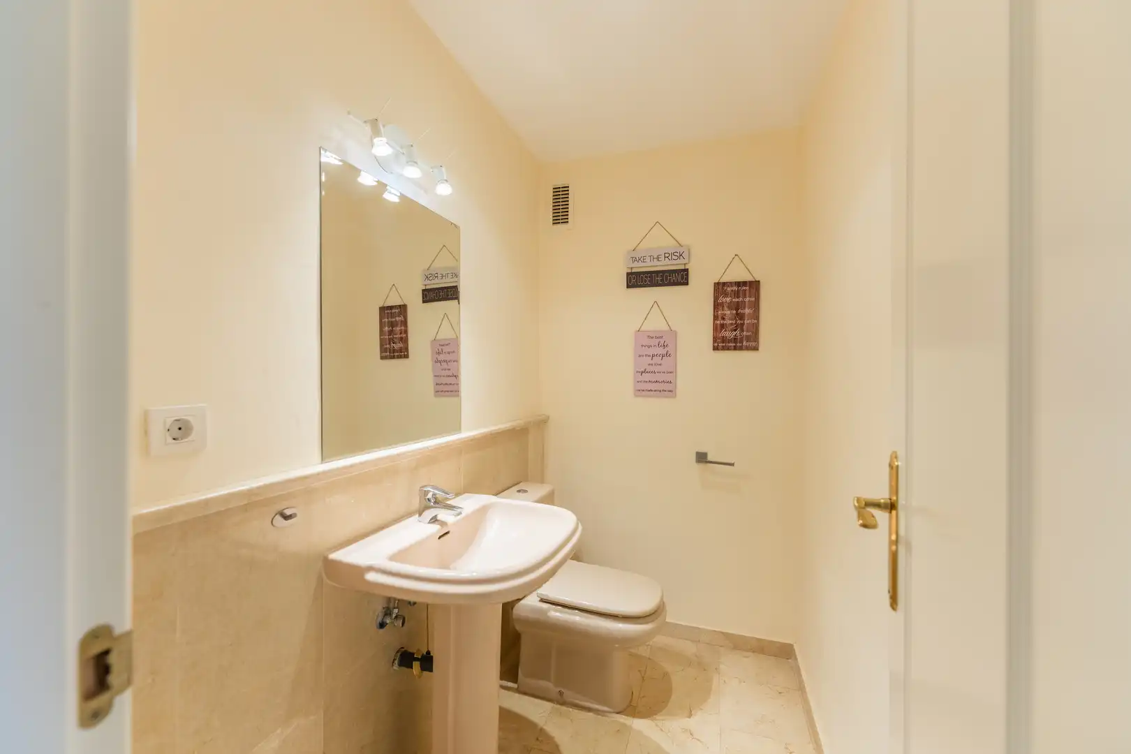 Bathroom of Apartments for rent in Estepona  with Air Conditioner, Heating and Parquet flooring