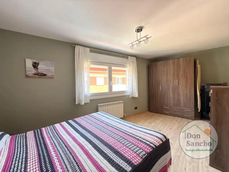 Habitación de Casa adosada en venta en Santovenia de Pisuerga con Calefacción y Terraza