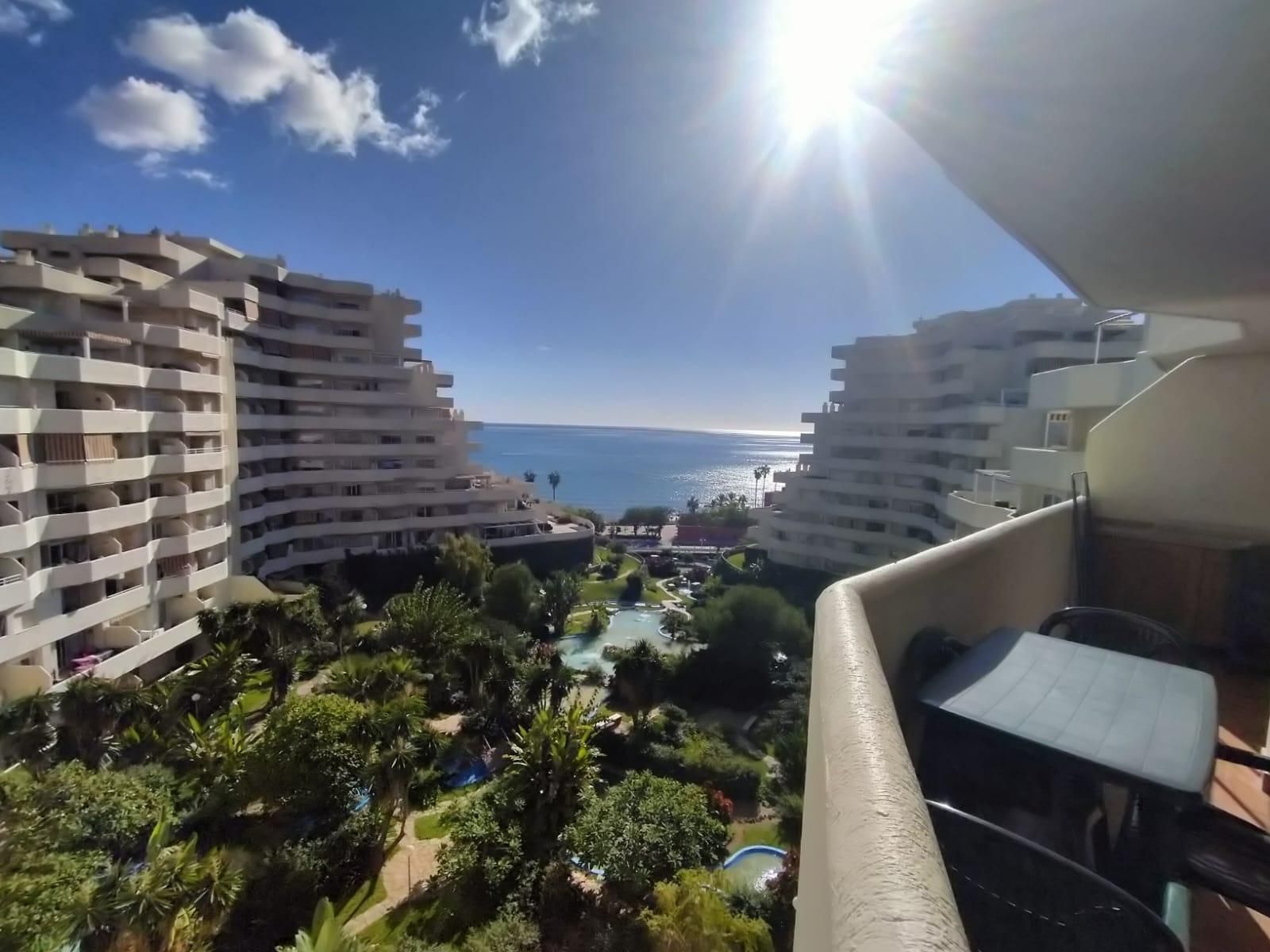 Vista exterior de Apartament en venda en Benalmádena amb Aire condicionat, Jardí privat i Terrassa