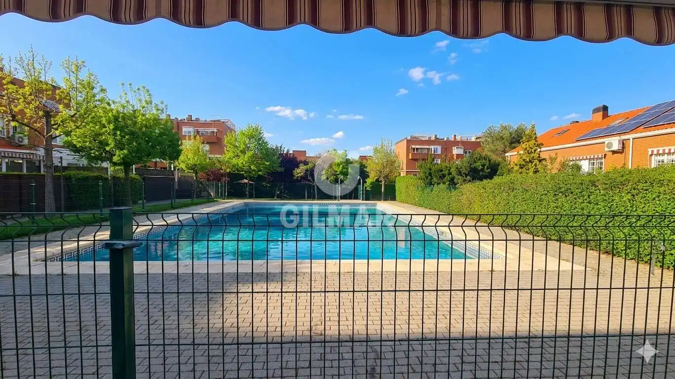 Jardí de Casa adosada en venda en Boadilla del Monte amb Calefacció, Jardí privat i Piscina