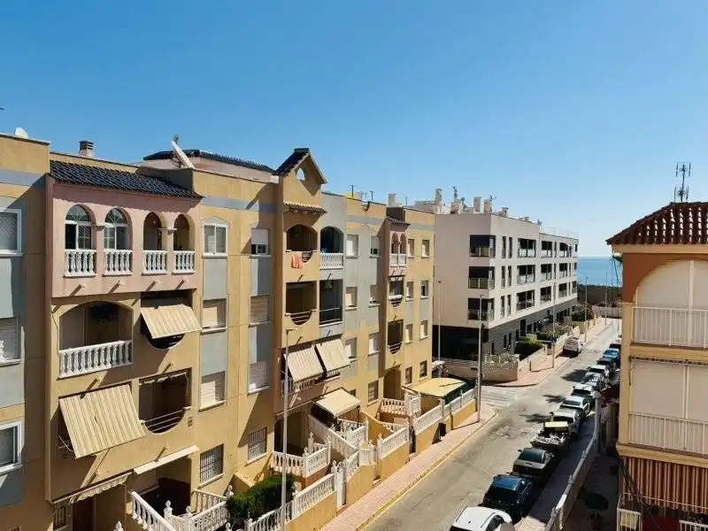 Vista exterior de Apartament en venda en Torrevieja amb Aire condicionat, Moblat i Piscina comunitària