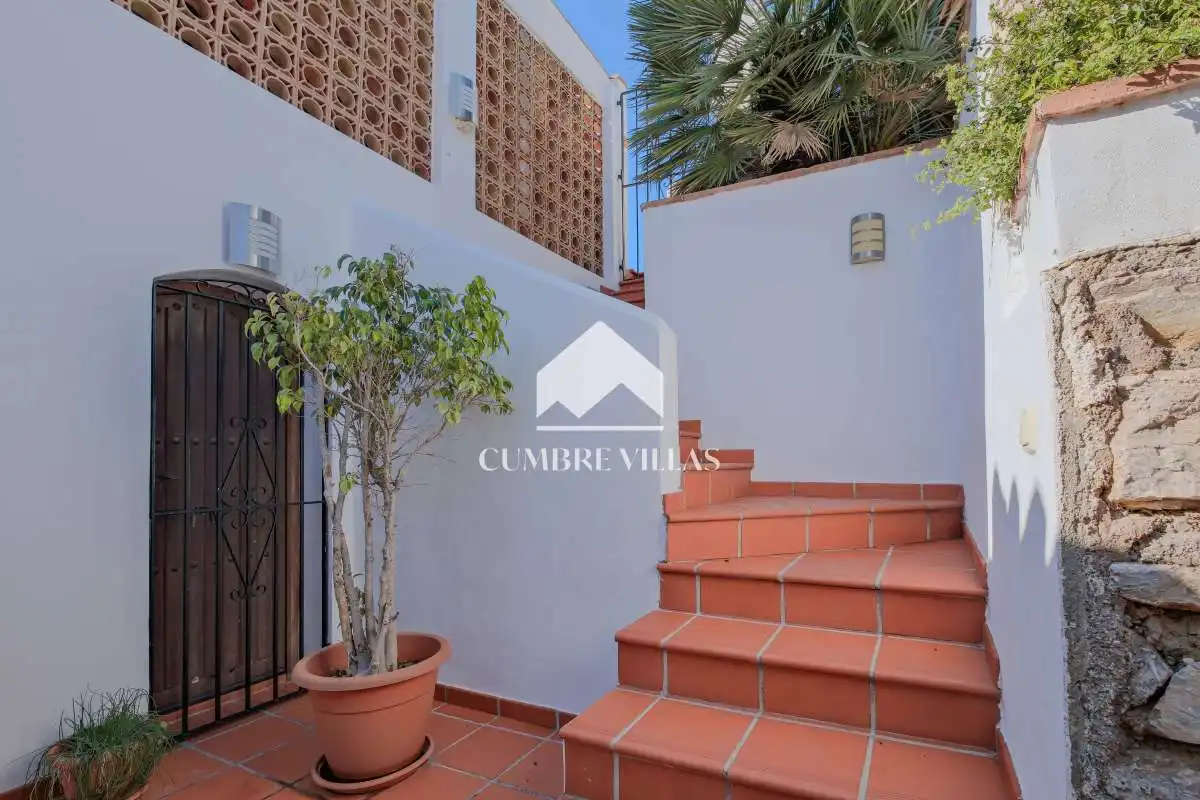 Vista exterior de Casa o xalet en venda en Almuñécar amb Jardí privat, Terrassa i Traster