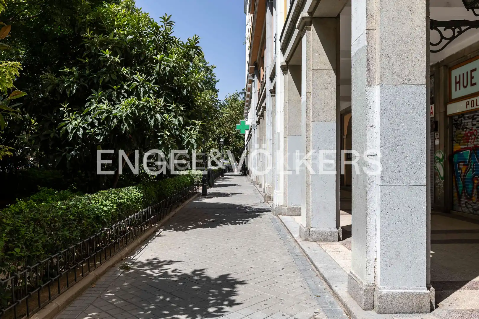 Vista exterior de Casa o xalet en venda en Madrid amb Calefacció, Jardí privat i Balcó