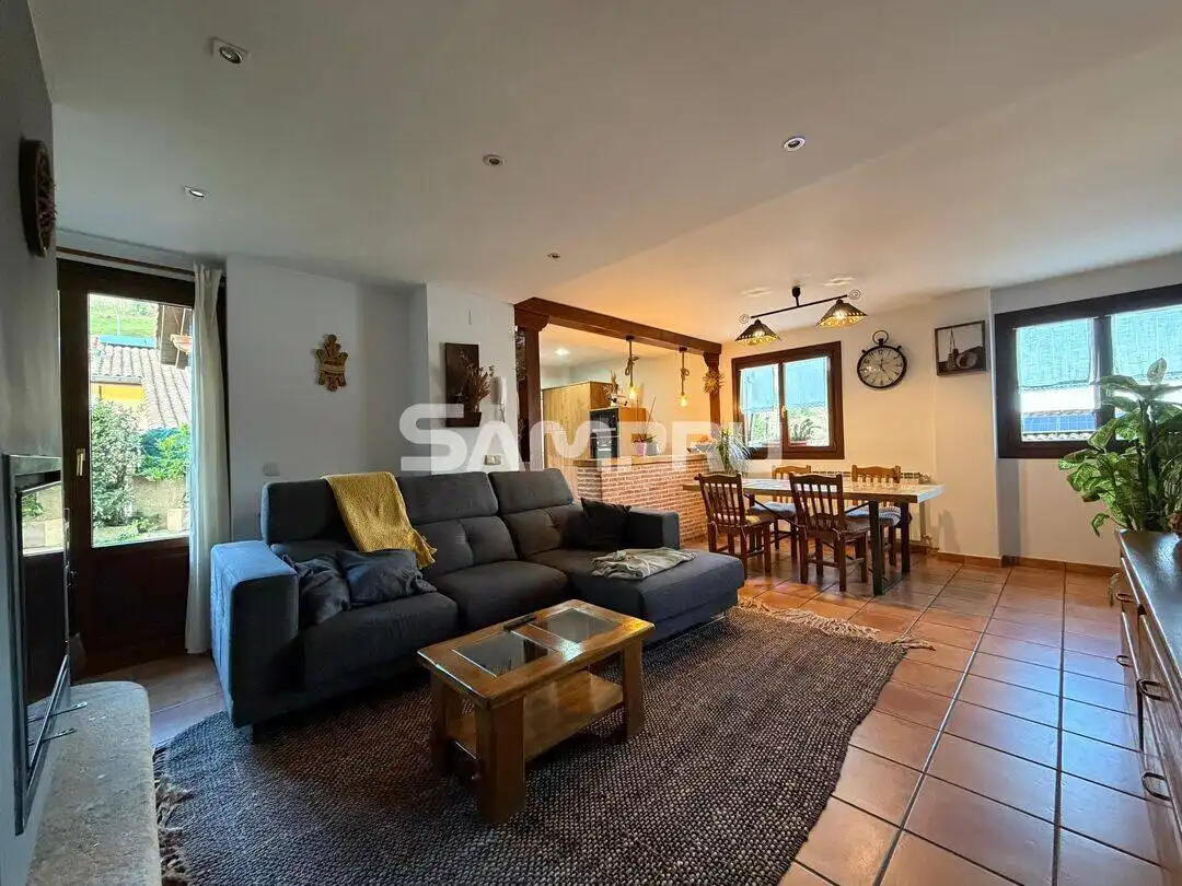 Wohnzimmer von Einfamilien-Reihenhaus zum Verkauf in Bergara mit Heizung, Privatgarten und Abstellraum