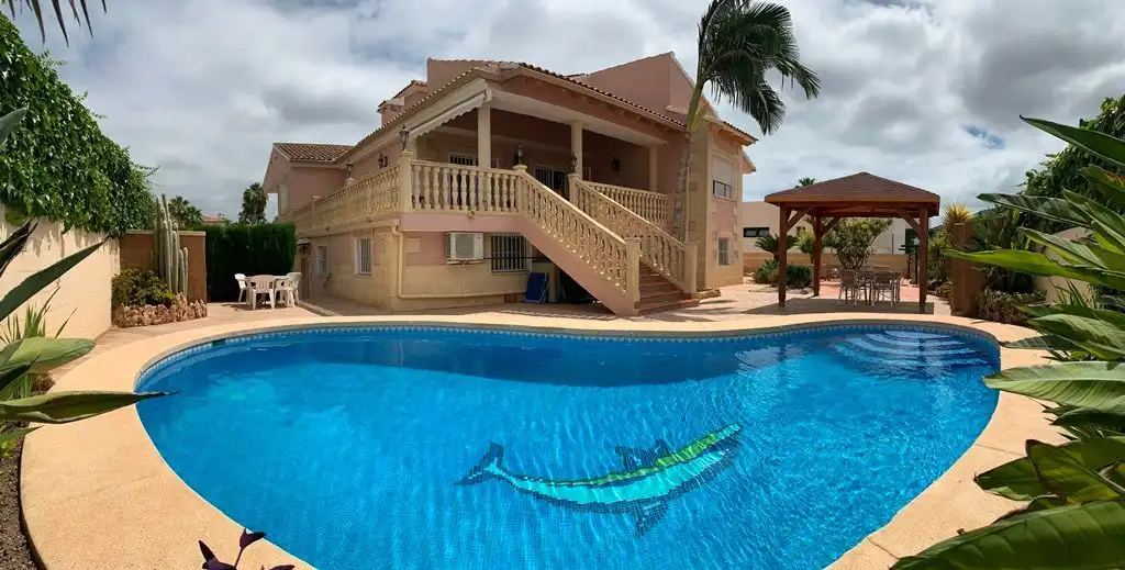 Piscina de Casa o chalet en venta en L'Alfàs del Pi con Aire acondicionado, Calefacción y Jardín privado