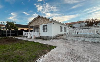 Vista exterior de Casa o xalet en venda en Aldea del Fresno amb Terrassa i Piscina