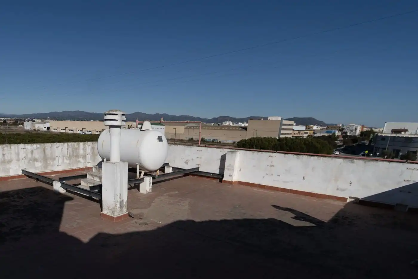 Vista exterior de Nave industrial de alquiler en Emperador