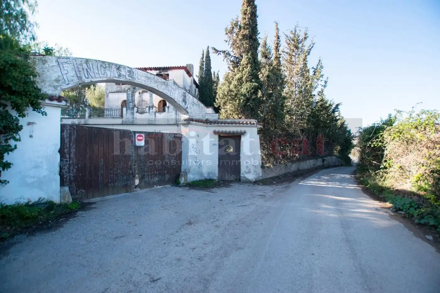 Vista exterior de Finca rústica en venda en Vilanova i la Geltrú amb Piscina