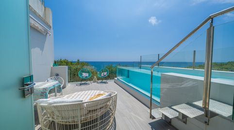 ATICO EN PRIMERA LINEA DE MAR, CON TERRAZA Y PISCINA PRIVADA