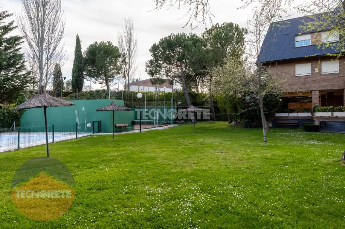 Jardín de Piso en venta en Majadahonda con Aire acondicionado y Piscina comunitaria