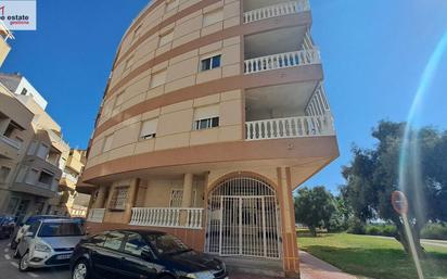 Vista exterior de Apartament en venda en Torrevieja amb Balcó i Piscina comunitària