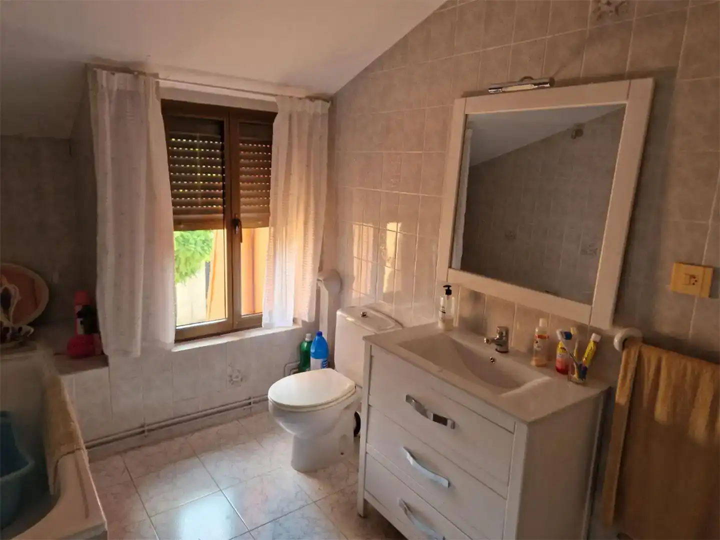 Bany de Casa o xalet en venda en Villabrázaro amb Jardí privat, Traster i Moblat