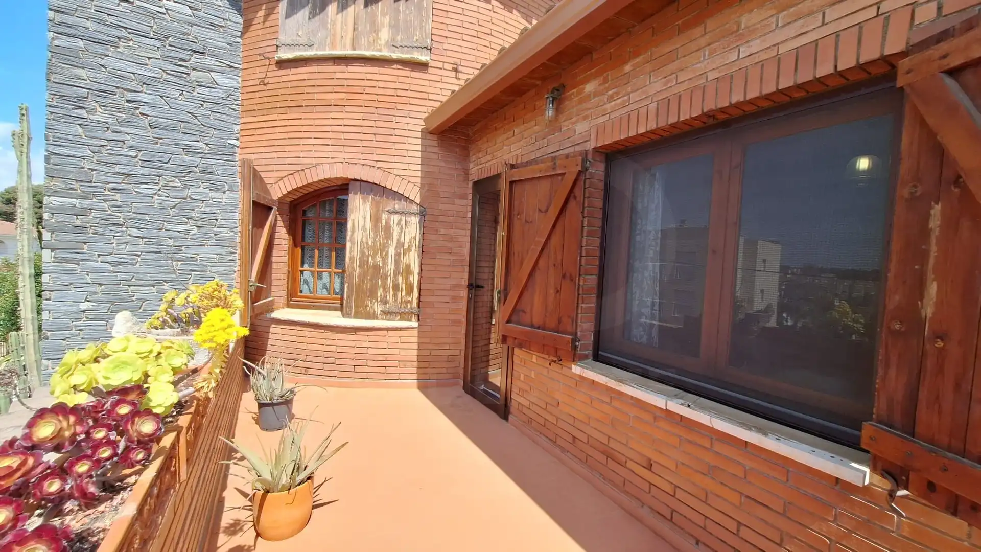 Exterior view of Houses for sale in Roda de Berà