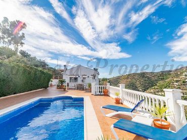 Casa amb piscina en venda a Torrox Pueblo
