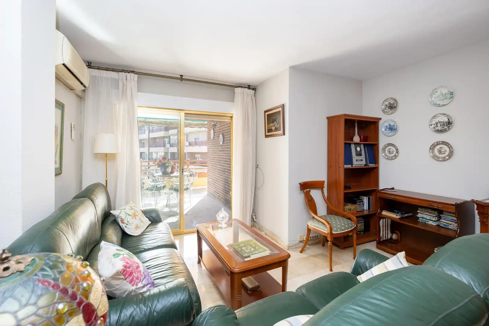 Living room of Flat for sale in Granada  with Air Conditioner, Heating and Terrace