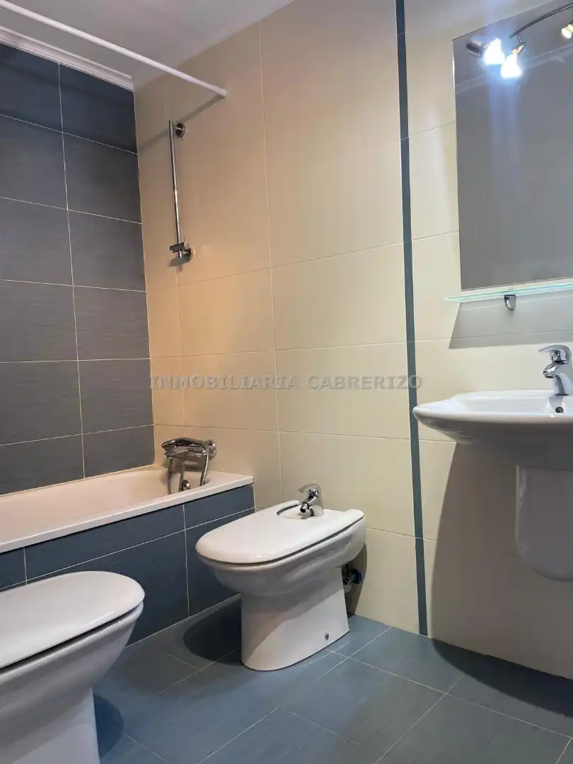 Bany de Apartament de lloguer en  Logroño amb Calefacció, Parquet i Terrassa