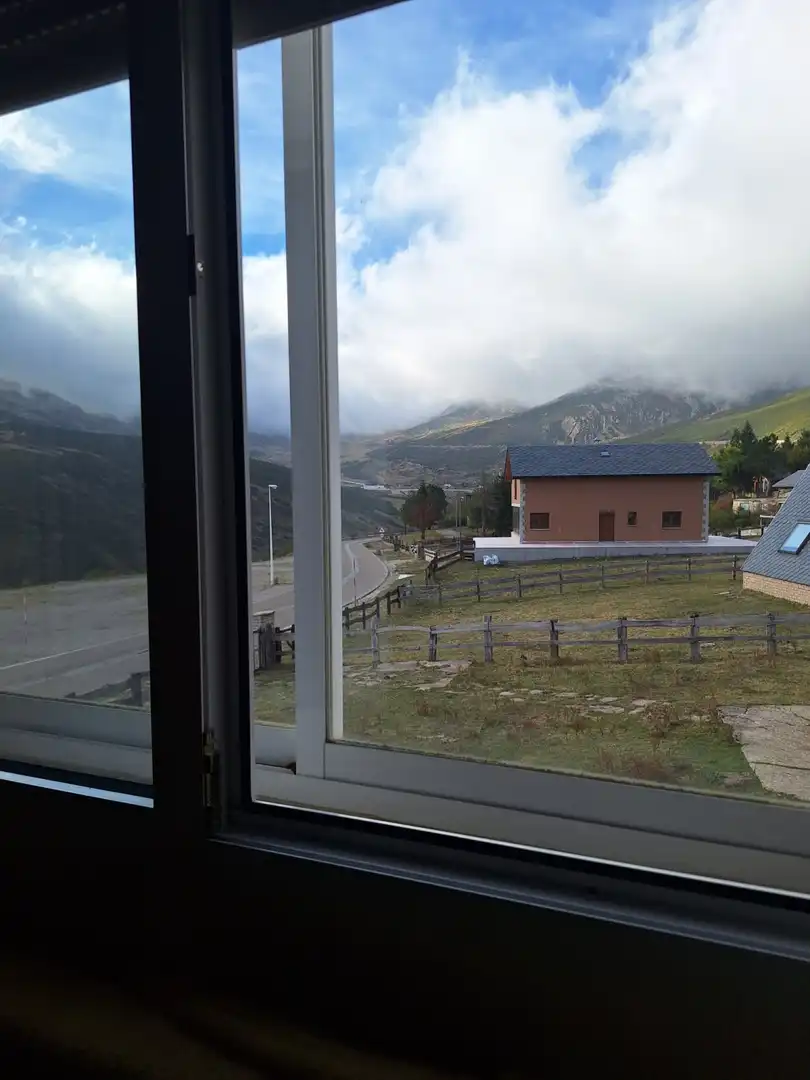 Vista exterior de Casa adosada en venda en Hermandad de Campoo de Suso amb Jardí privat