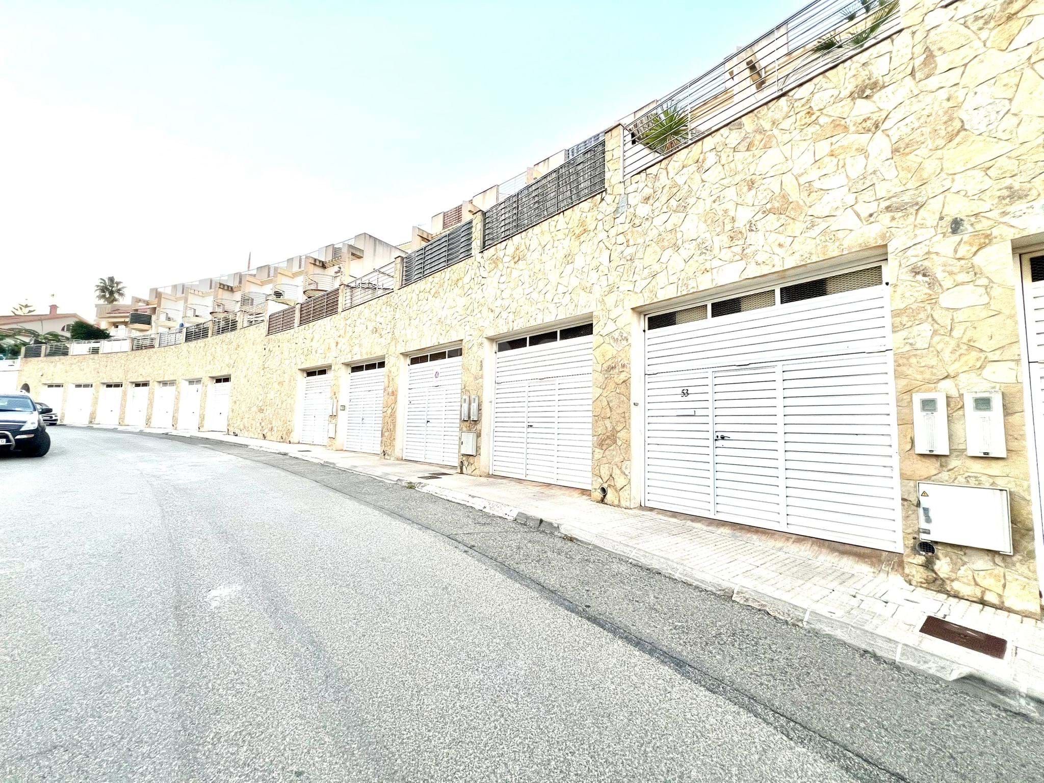 Vista exterior de Casa adosada en venda en Sant Carles de la Ràpita amb Aire condicionat i Terrassa