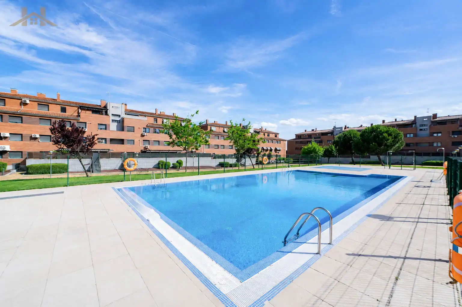 Pis amb piscina en venda a Calle Alfonsina Storni 7