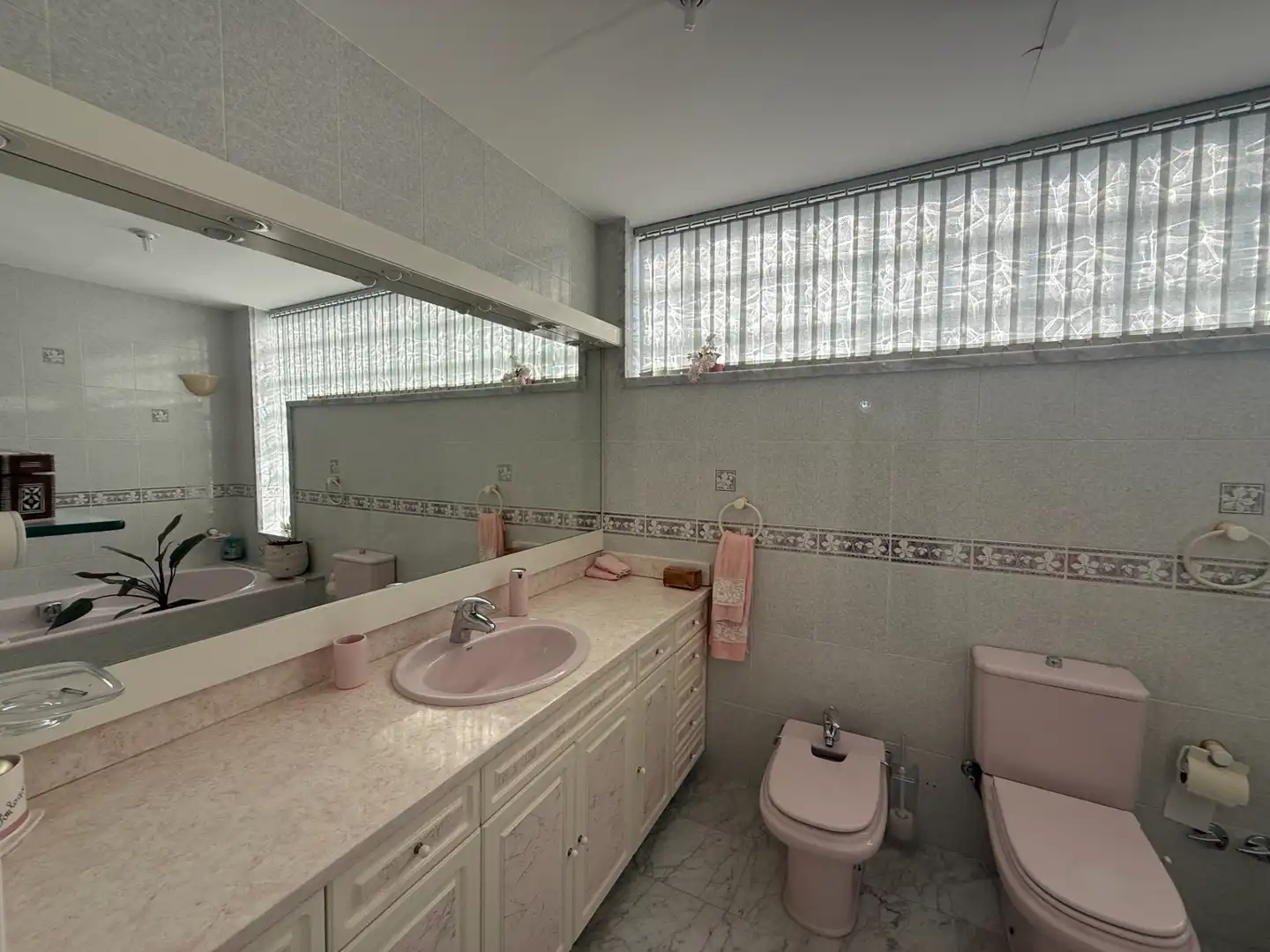 Badezimmer von Haus zum Verkauf in Begues mit Heizung, Privatgarten und Terrasse
