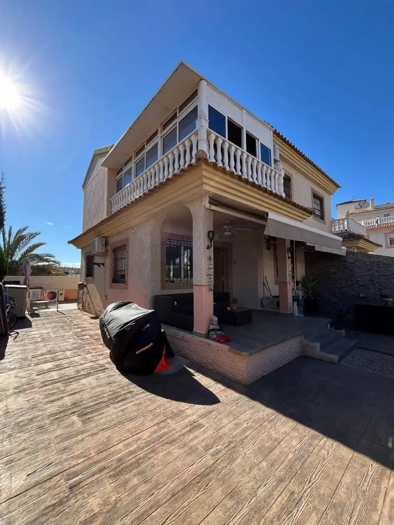 Außenansicht von Einfamilien-Reihenhaus zum Verkauf in Orihuela mit Klimaanlage, Schwimmbad und Möbliert