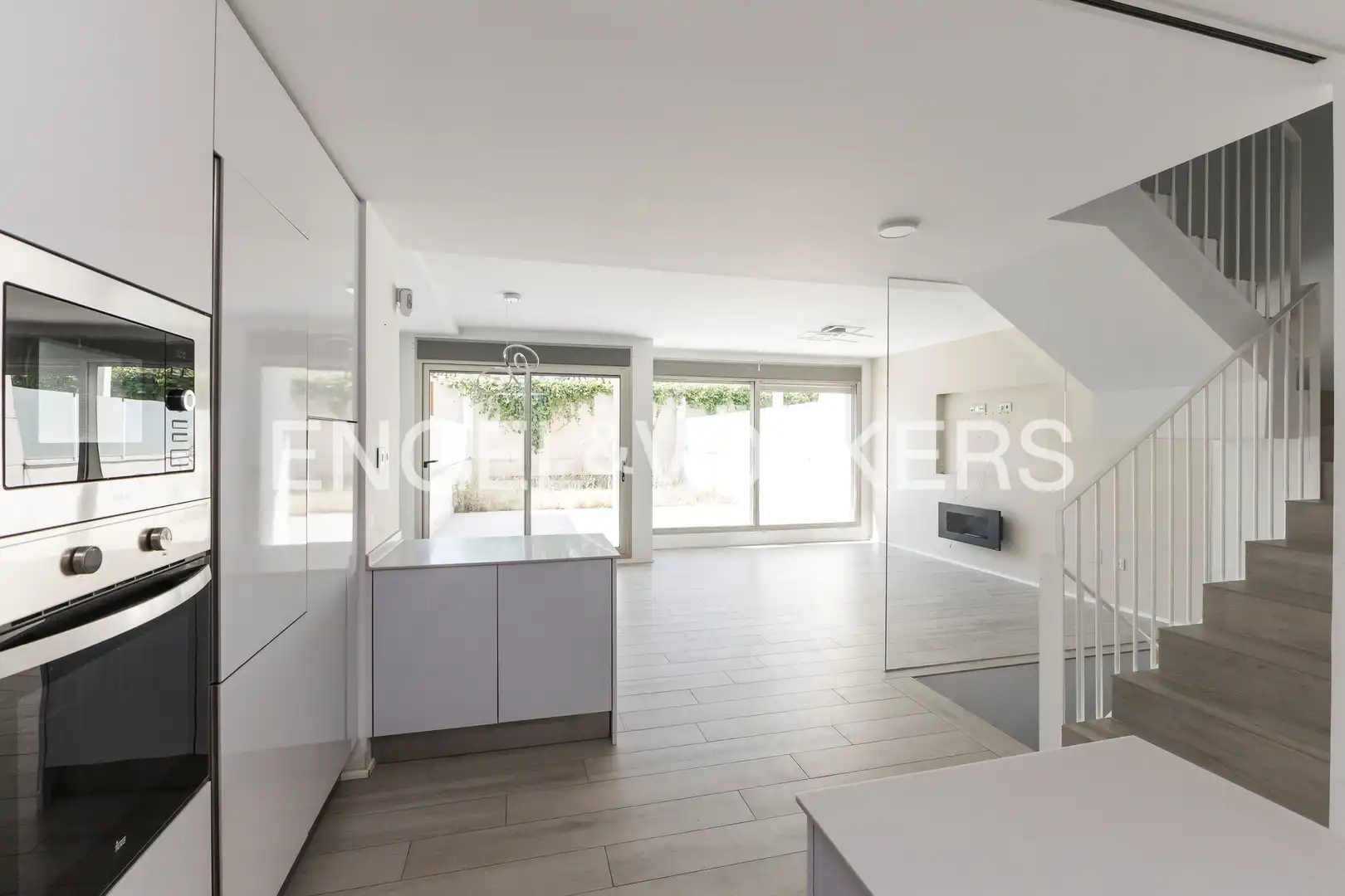 Vista exterior de Casa adosada en venta en Tres Cantos con Aire acondicionado, Calefacción y Jardín privado