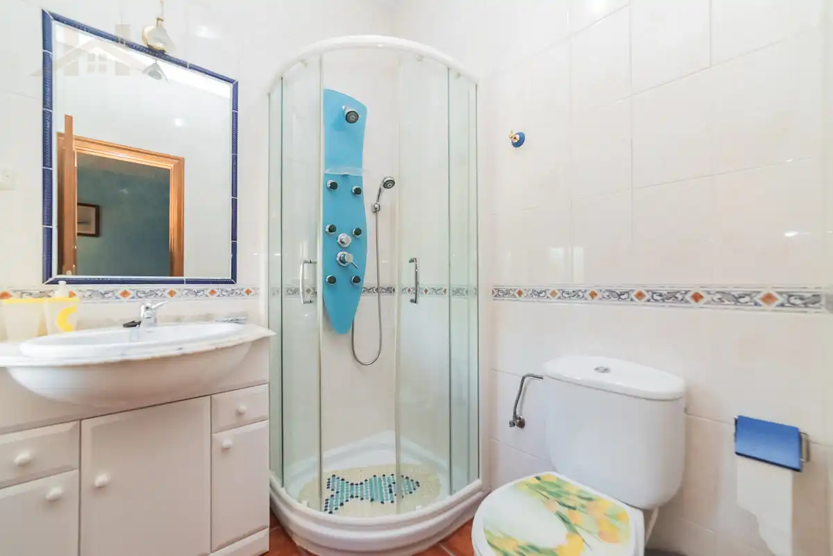 Bany de Casa o xalet en venda en Sevilla la Nueva amb Calefacció, Jardí privat i Piscina