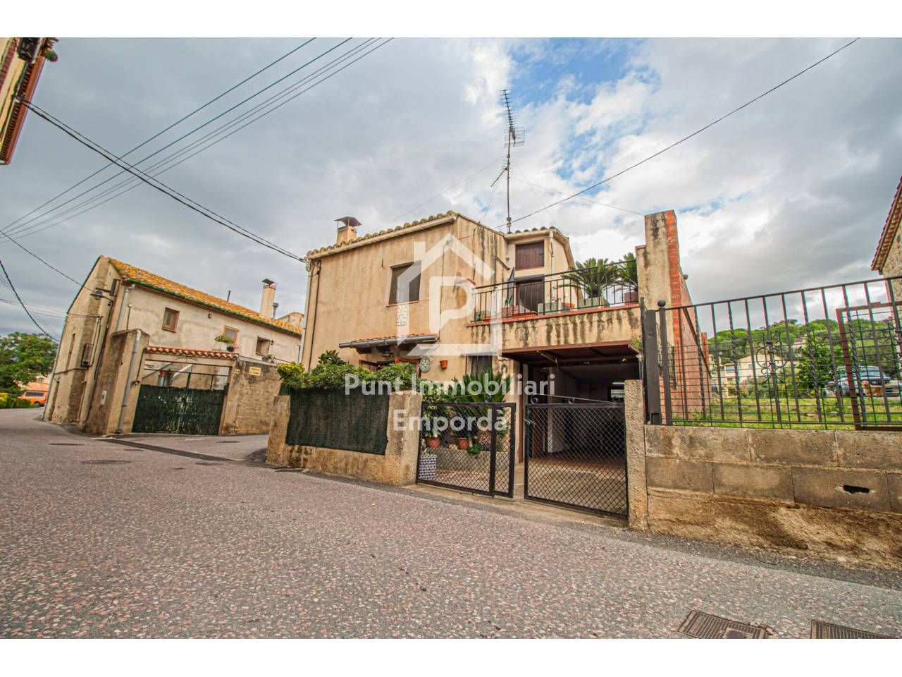 Vista exterior de Casa o xalet en venda en Masarac i Vilarnadal amb Calefacció, Terrassa i Moblat