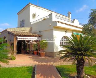 Vista exterior de Casa o xalet en venda en Chiclana de la Frontera amb Aire condicionat, Jardí privat i Terrassa