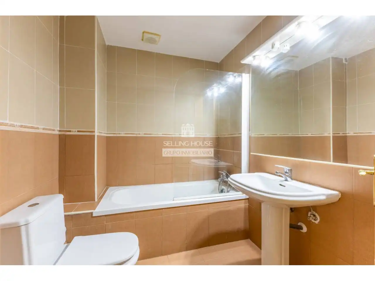 Bathroom of Flat for sale in Valencia  with Heating, Parquet flooring and Balcony