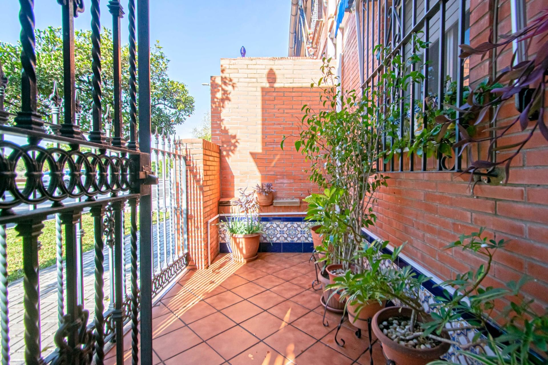 Balcony of Single-family semi-detached for sale in  Sevilla Capital  with Air Conditioner, Private garden and Terrace