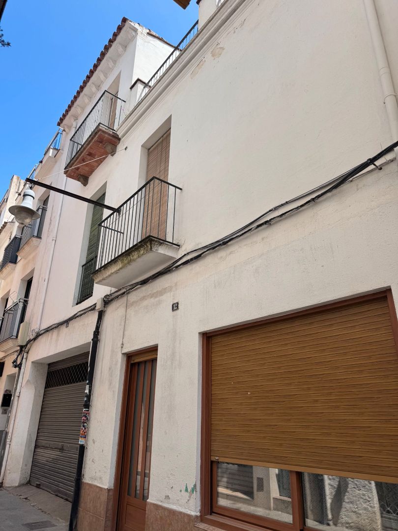 Vista exterior de Casa adosada en venda en Blanes amb Jardí privat