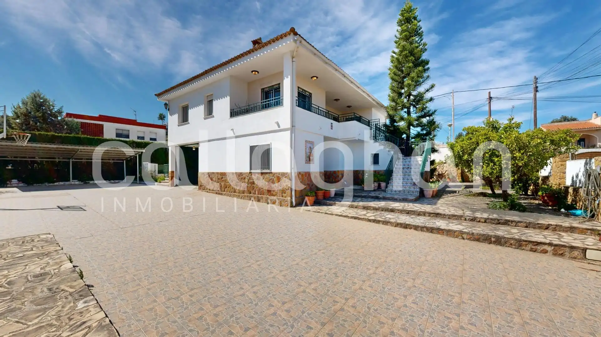 Vista exterior de Casa o xalet en venda en Chiva amb Aire condicionat, Jardí privat i Terrassa