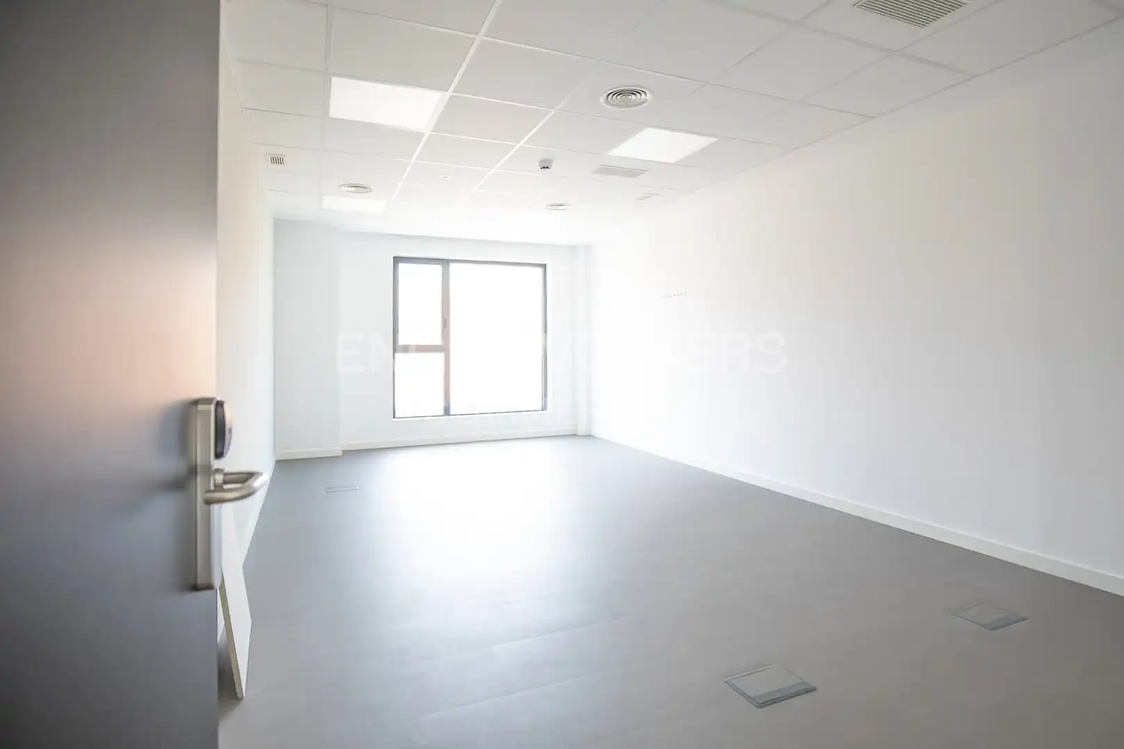 Büro zur Miete in Barcelona mit Klimaanlage, Terrasse und Möbliert