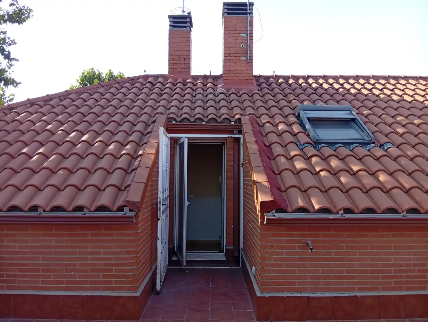 Vista exterior de Casa adosada en venda en Daganzo de Arriba amb Aire condicionat, Calefacció i Jardí privat