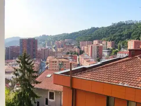Vista exterior de Piso en venta en Uribarri