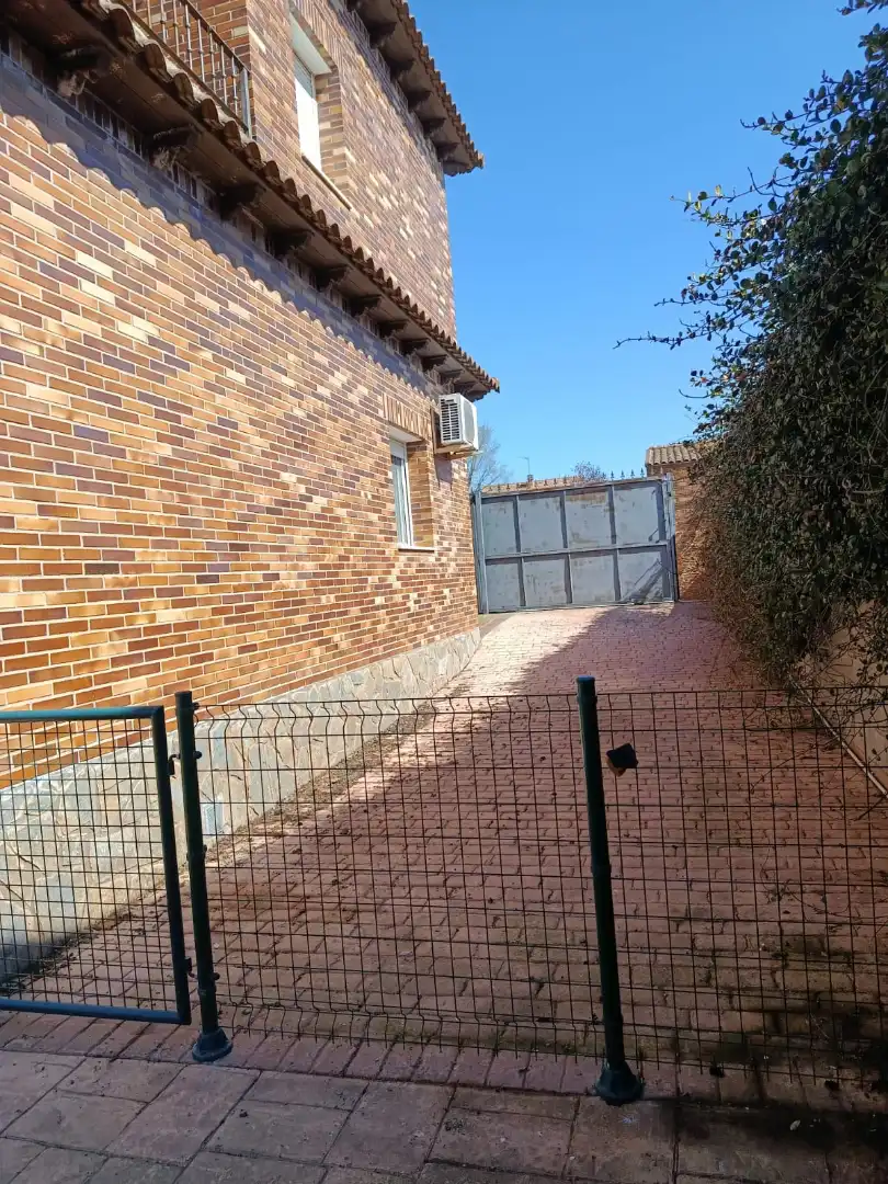 Aparcament de Casa o xalet en venda en Chiloeches amb Aire condicionat, Calefacció i Jardí privat