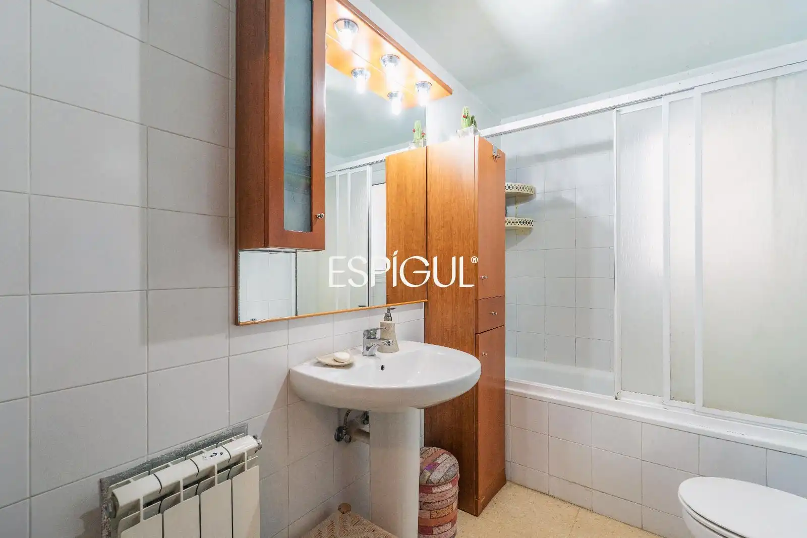 Badezimmer von Wohnung zum Verkauf in Salt mit Heizung, Möbliert und Ofen