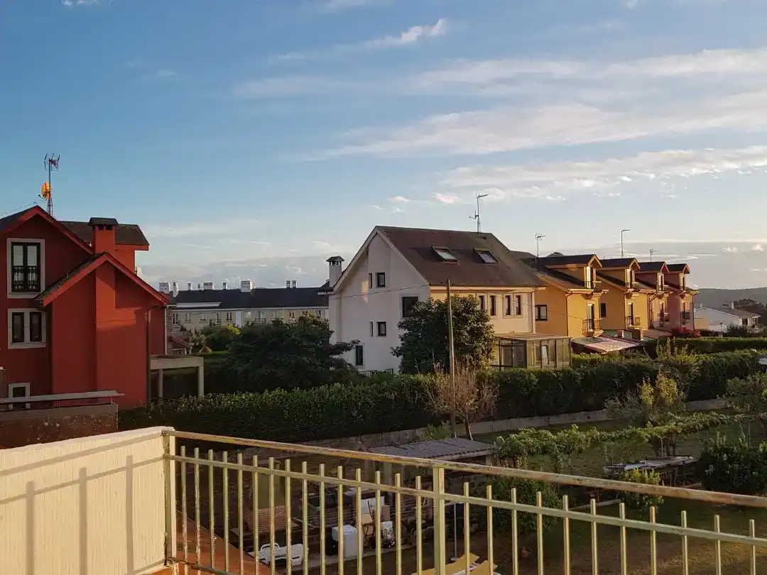 Vista exterior de Casa o xalet en venda en Oleiros amb Balcó