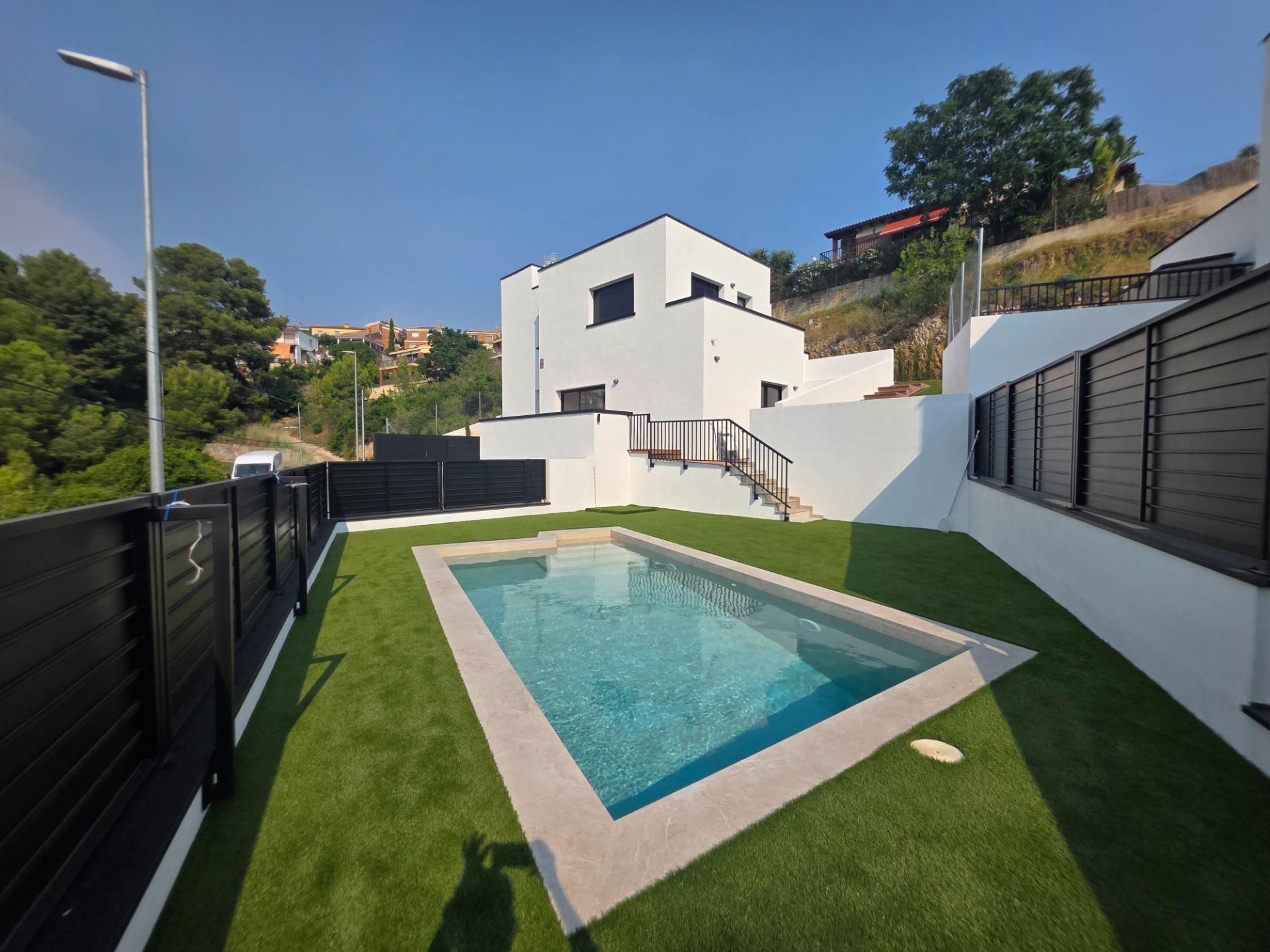 Piscina de Casa o xalet en venda en Calafell amb Aire condicionat, Calefacció i Jardí privat